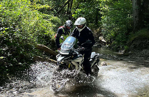 ダニエル・クレイグがRNLI支援のためにサイン入りトライアンフを